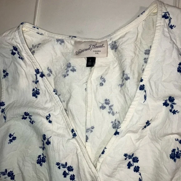 Universal Thread White and Blue Floral Top - Picture 2 of 5